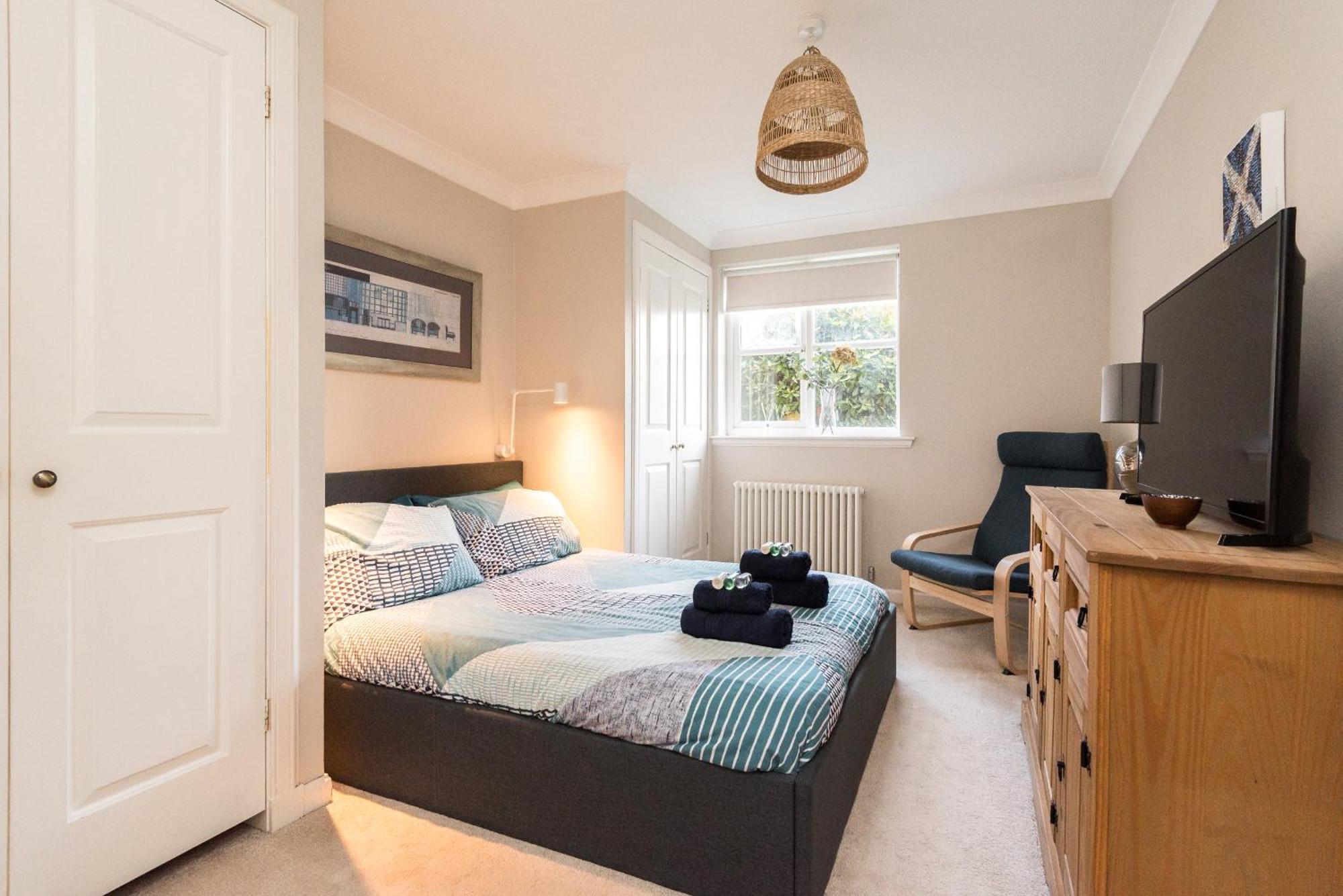 Cosy Roseburn Apartment, Edinburgh - 2 Bedrooms, Free Parking ภายนอก รูปภาพ