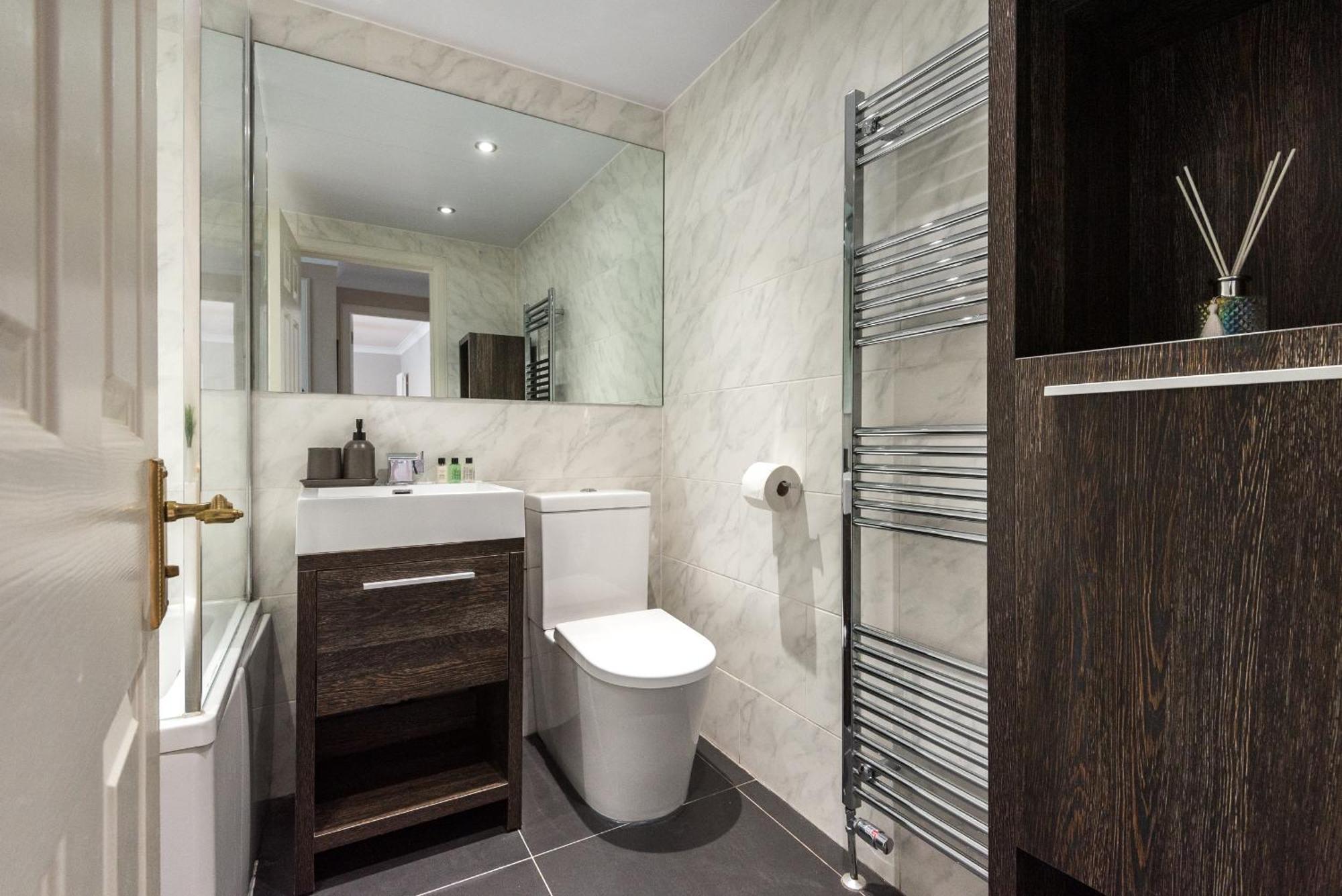 Cosy Roseburn Apartment, Edinburgh - 2 Bedrooms, Free Parking ภายนอก รูปภาพ