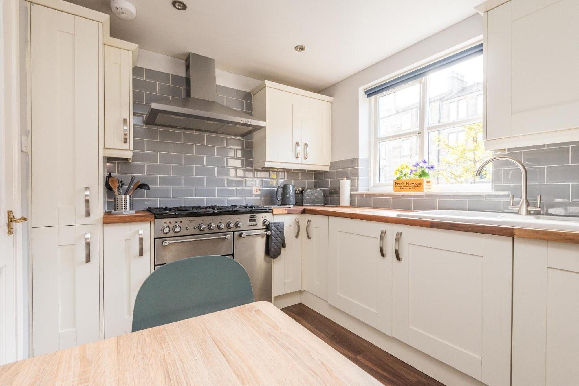 Cosy Roseburn Apartment, Edinburgh - 2 Bedrooms, Free Parking ภายนอก รูปภาพ